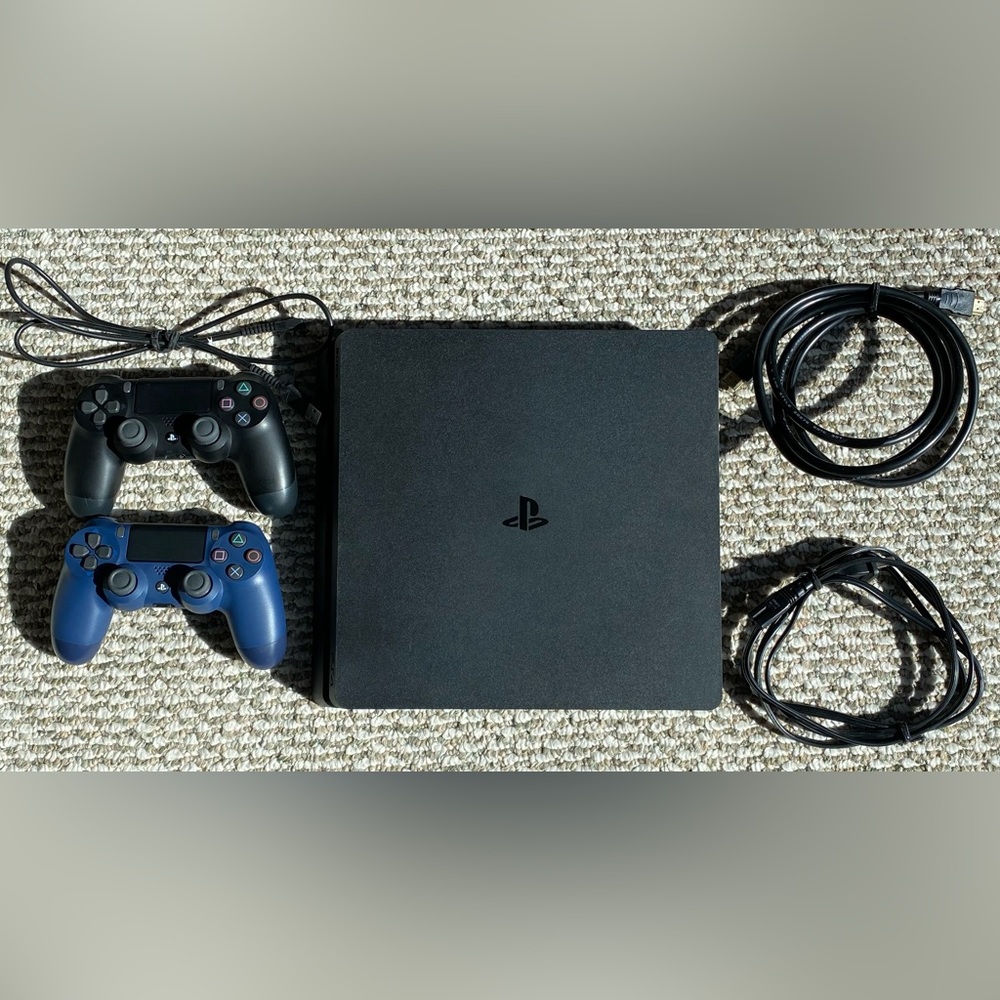 PS4 Slim Sony Playstation bundle + 2 wireless controllers + 7 games